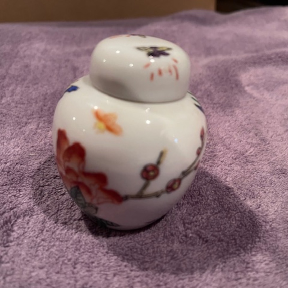 GINGER JAR with flowers/butterfly, 2.5" high, from Macaw, with lid, no box,#7819